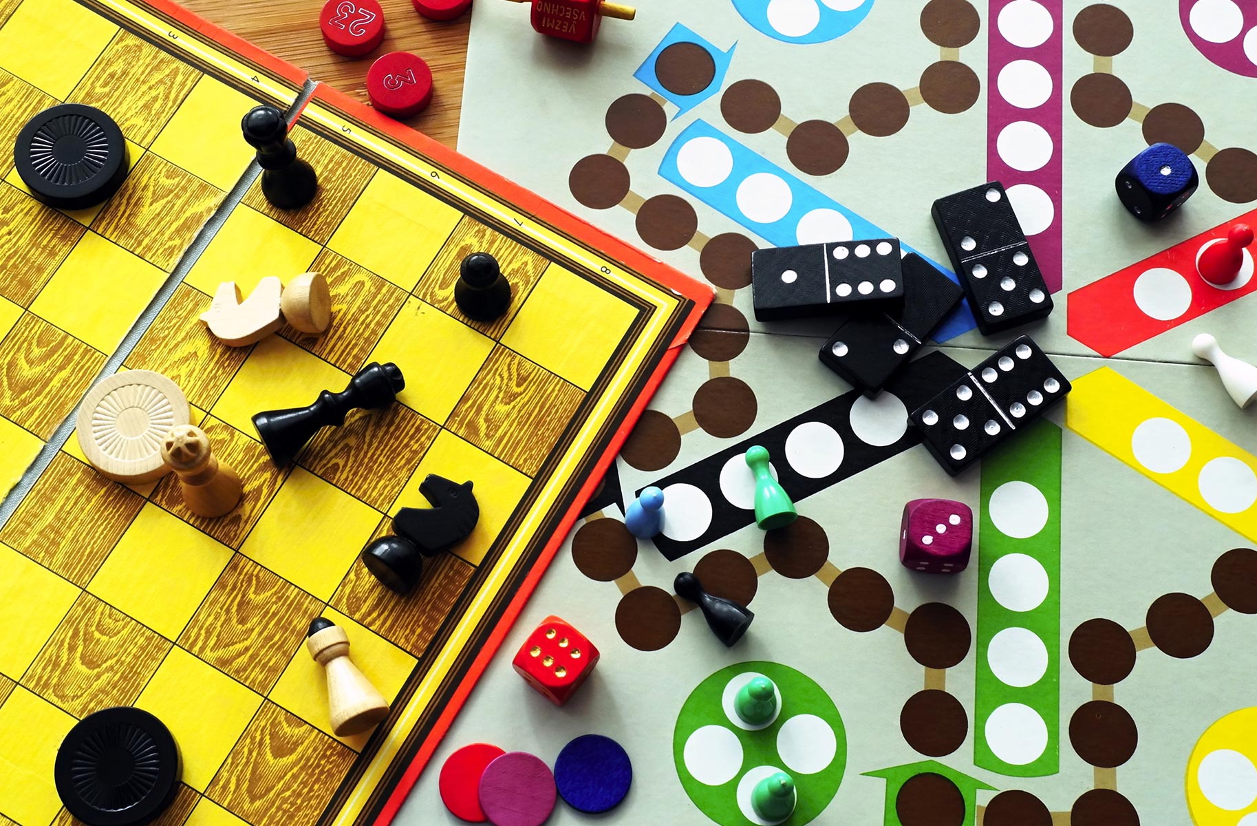 Jumbo Suspicious Party Game – Gioco Da Tavolo Per 4-8 Giocatori, Dagli 8 Anni – 300 Parole In Codice E Un Decodificatore Per Scovare La Spia